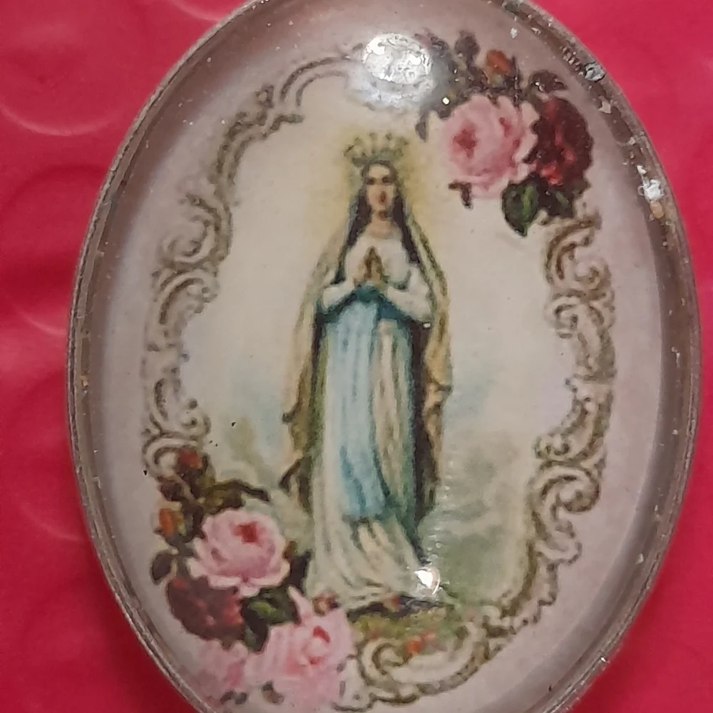 Virgin MARY With  Roses  KEYCHAIN - Picture 2 of 3